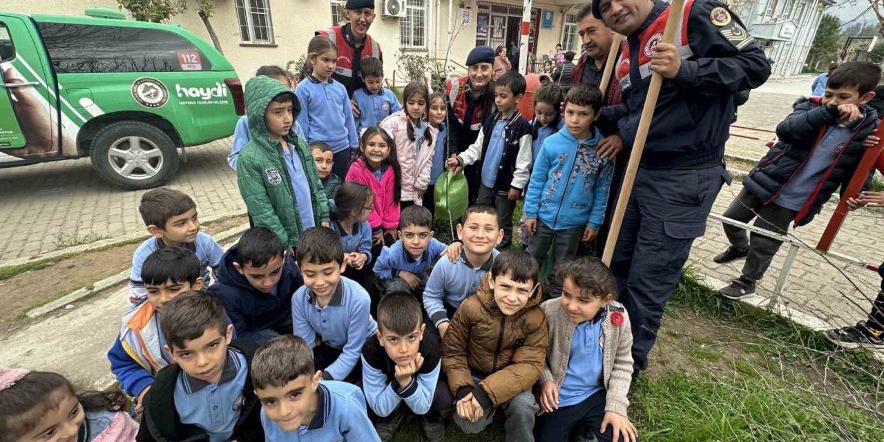 Jandarma ekipleri minikler ile birlikte fidan dikti