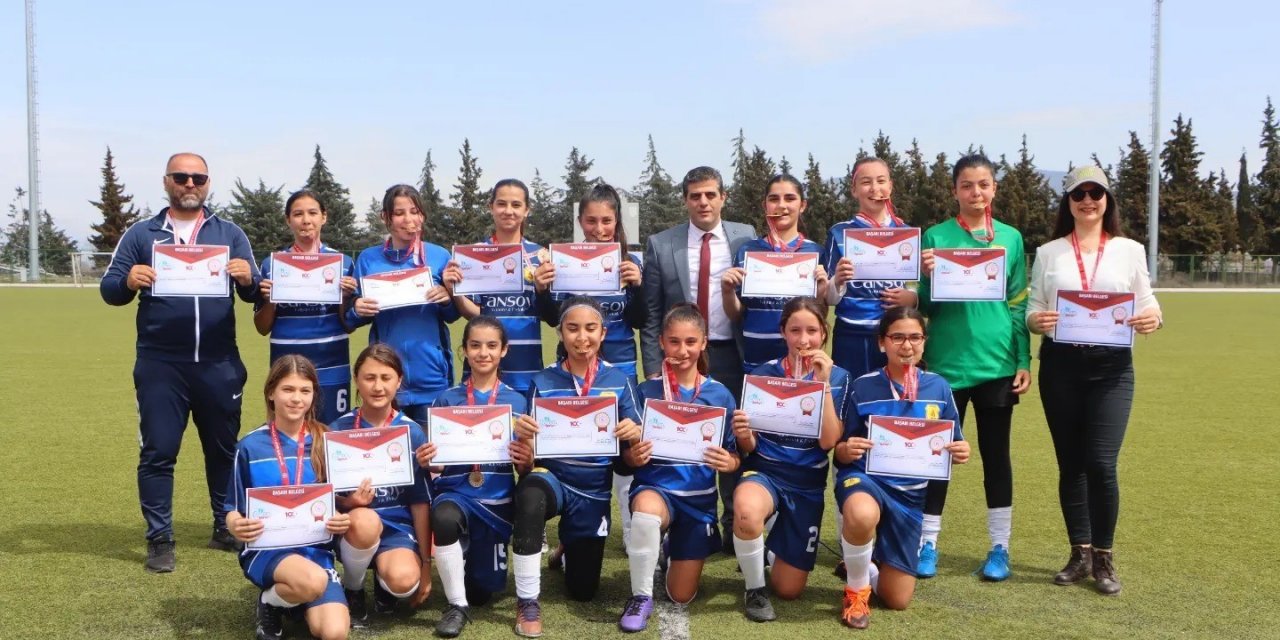 Fethiye’deki okulun kız futbol takımı tüm maçlarını kazandı