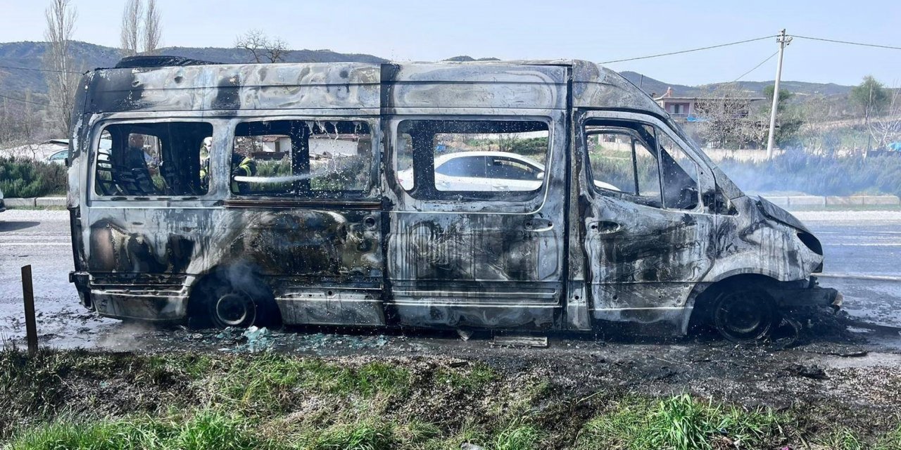 Seyir halindeki minibüsten geriye metal yığını kaldı