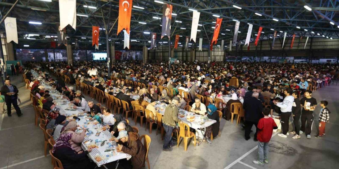 Merkezefendi’nin iftar sofrası Mehmet Akif Ersoy’da uruldu