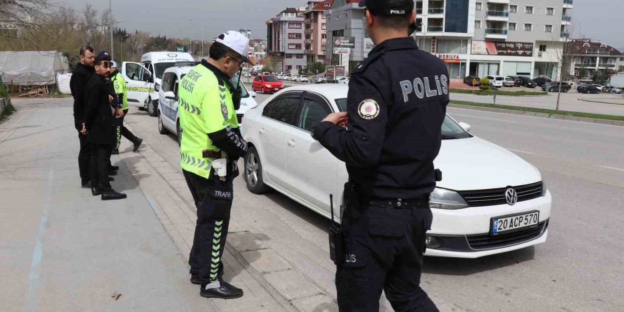 Yolun karşısına geçerken otomobilin çarptığı yaşlı adam kurtarılamadı