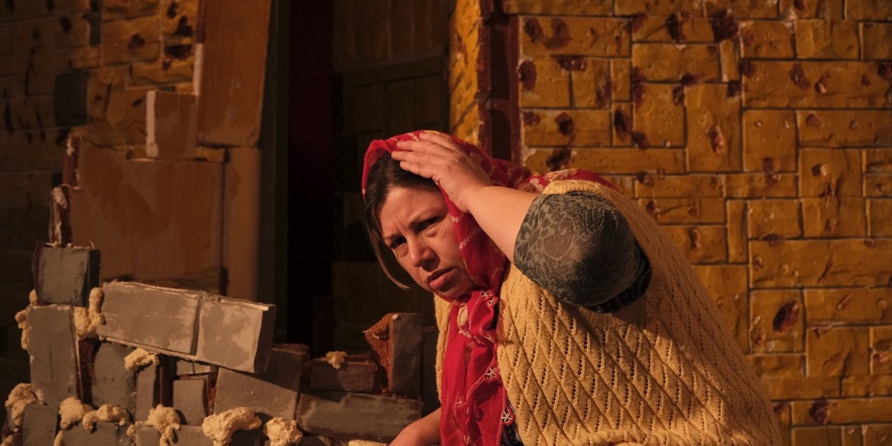 "Ölü Kadınların Şarkısı": Sahne Tozu Tiyatrosu’ndan duygusal bir prömiyer