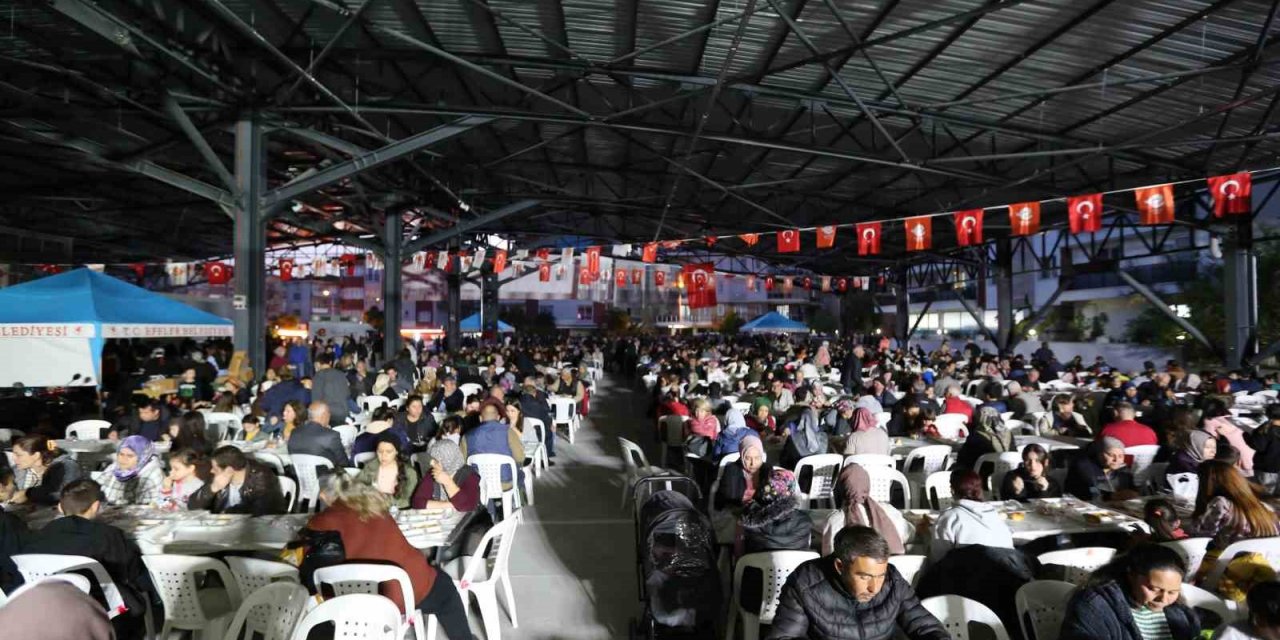 Atay hizmete açtğı Adnan Menderes Kapalı Pazar Yeri’nde mahalle sakinleriile iftar açtı