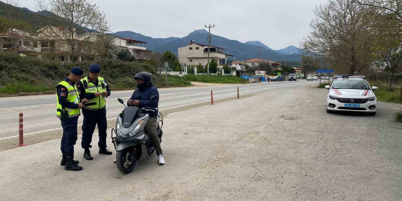 Jandarma, sürücüleri hem denetledi hem bilgilendirdi