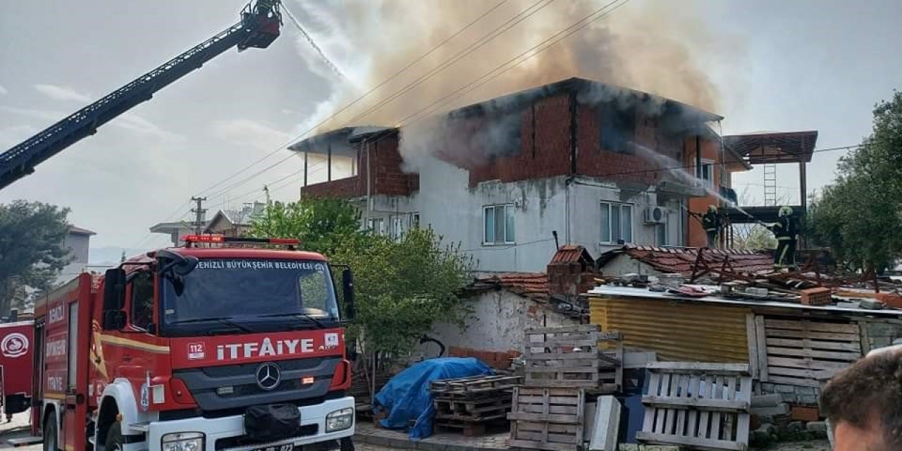 3 katlı binanın çatı katı alevlere teslim oldu