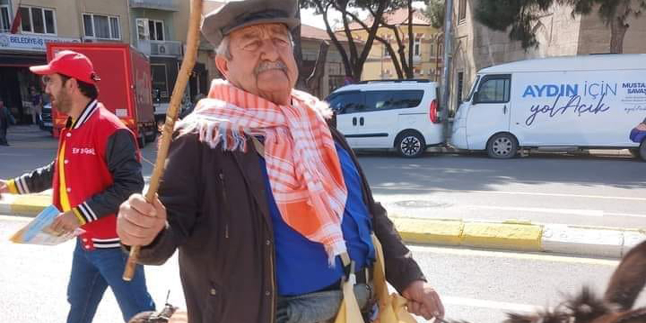 ’Çılgın aday’ Kaplı, bu defa eşekle şehir turuna çıktı