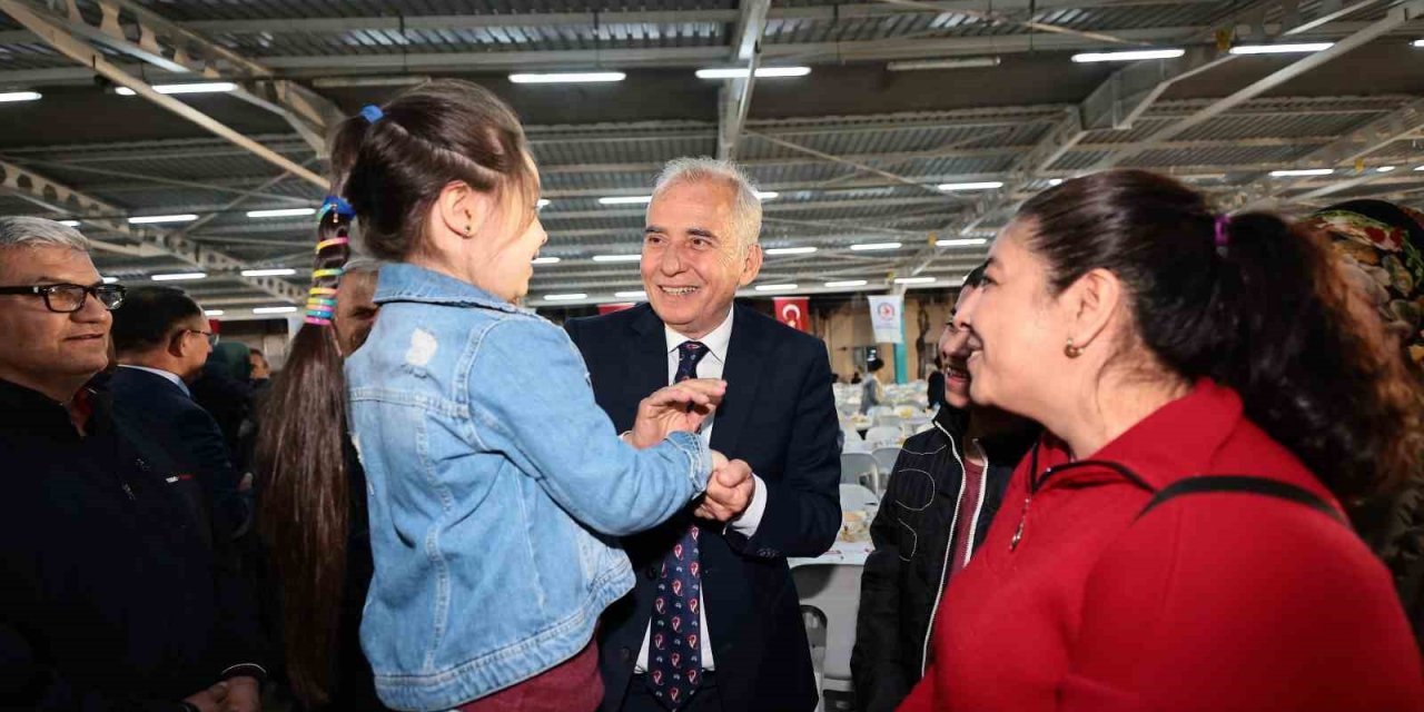 Denizli Büyükşehir’in geleneksel iftar sofrası Muratdede’de kuruldu