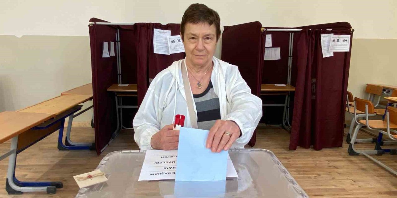 İzmir’de seçmenler oy kullanmaya başladı