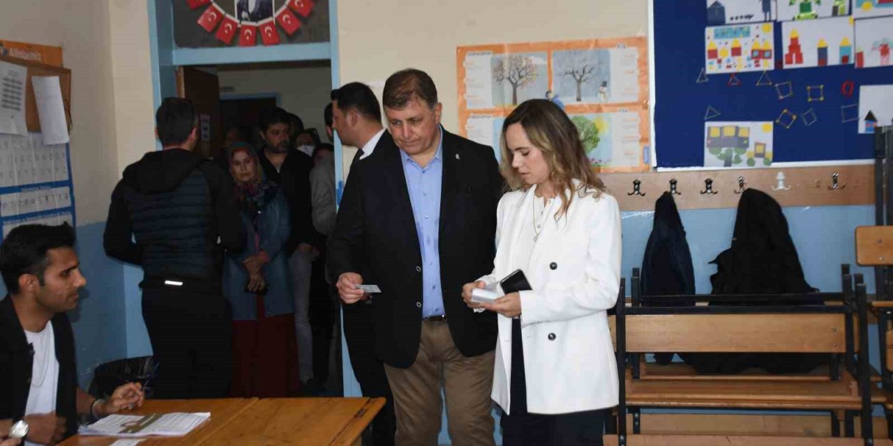 CHP’nin İzmir adayı Cemil Tugay, eşiyle birlikte oyunu kullandı