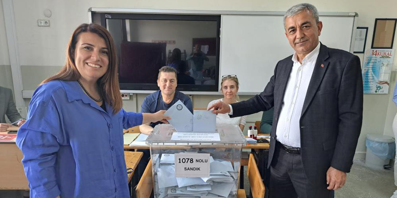 Başkan Kaplan oyunu eşi ile birlikte kullandı