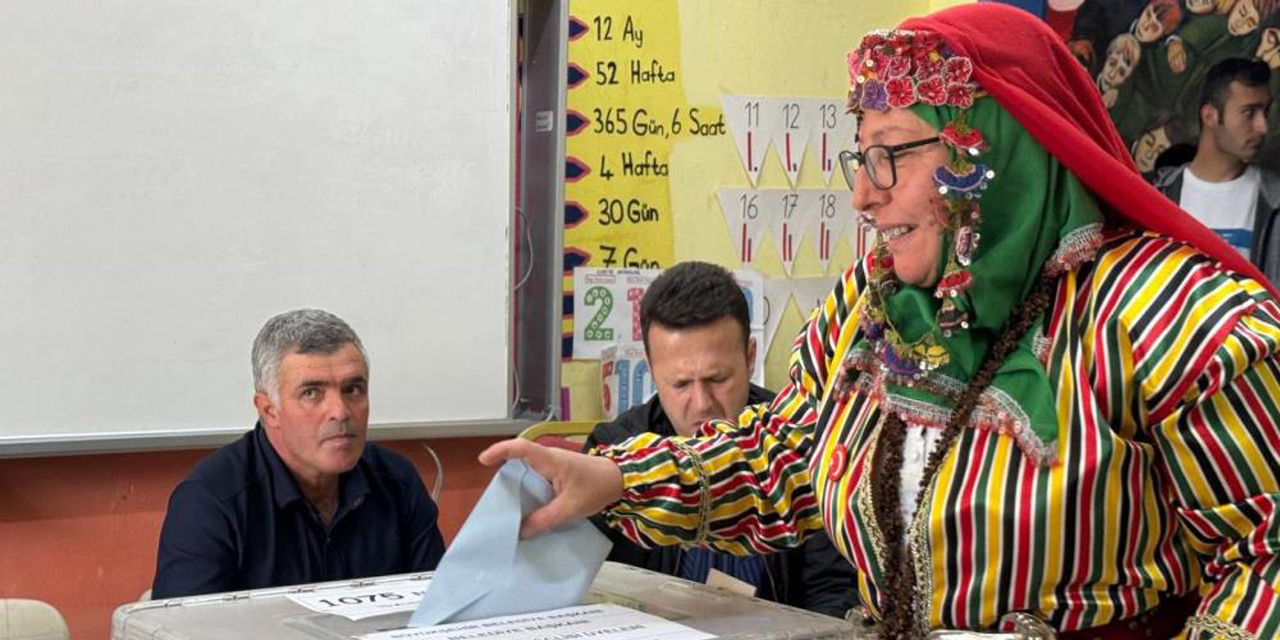 Yöresel kıyafetle oy kullandılar
