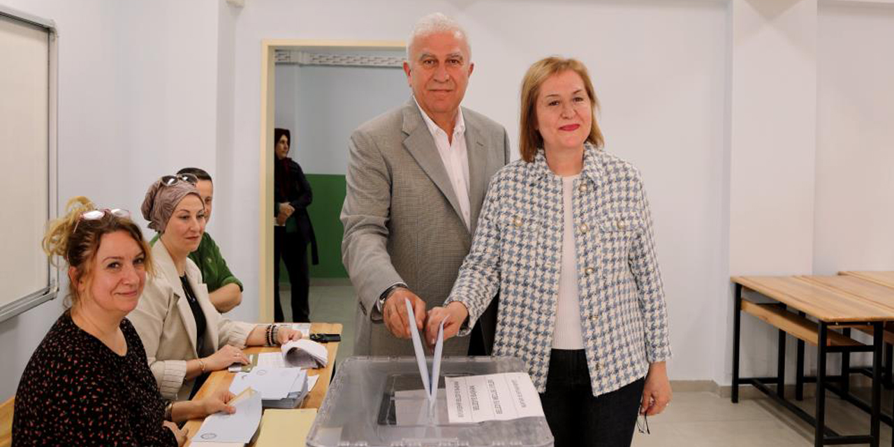 Başkan Atay, eşiyle birlikte oyunu kullandı