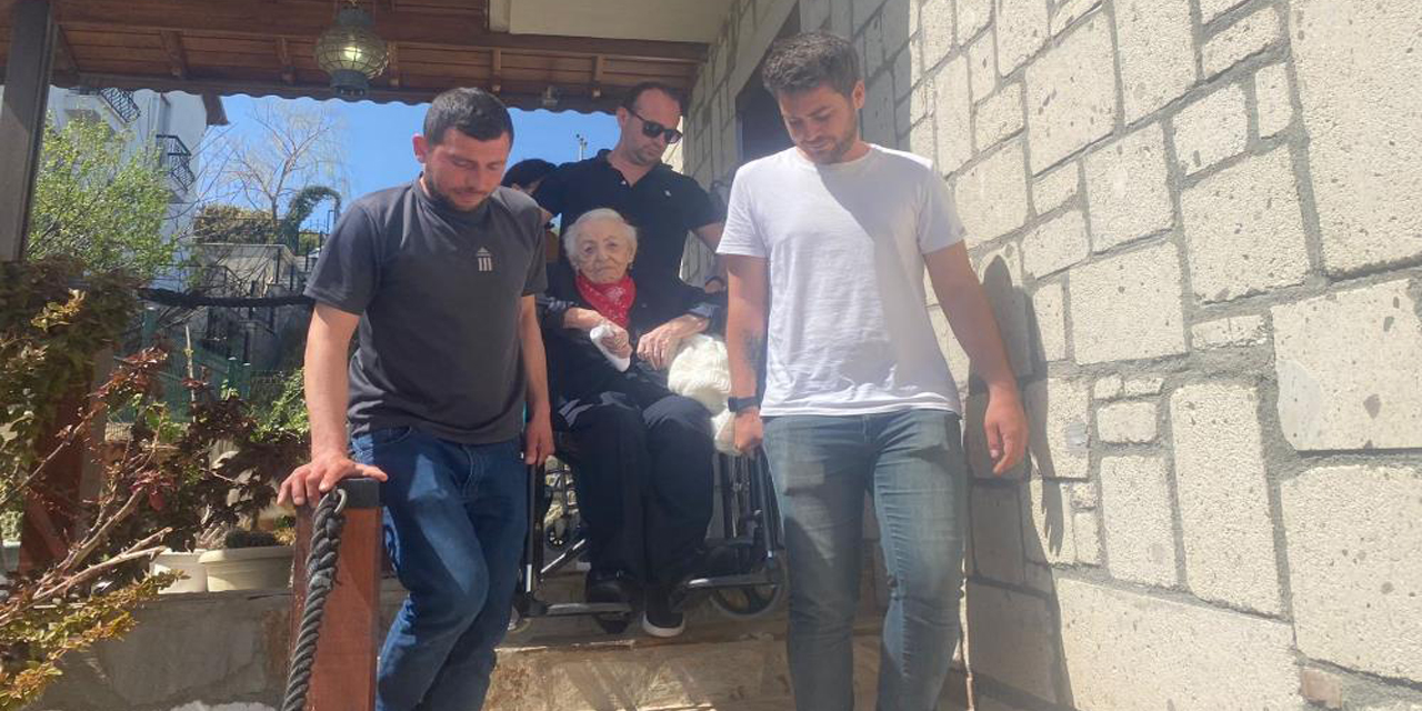101 yaşındaki Zekiye teyze engel tanımayarak sandığa gitti