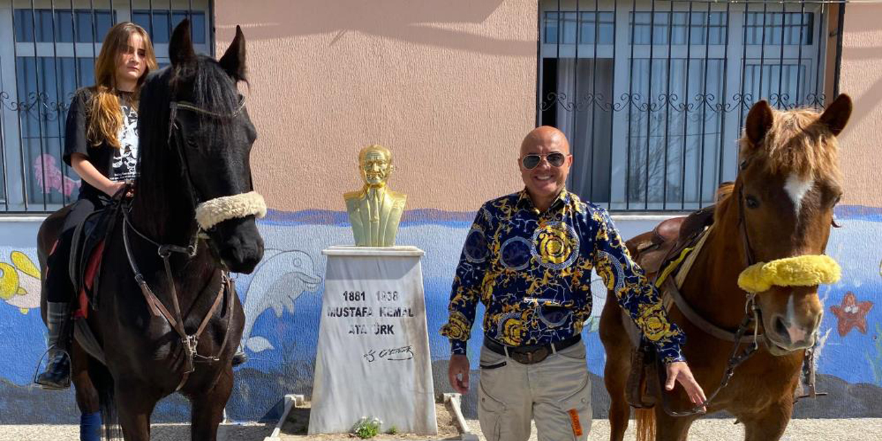 Atıyla, koyboy kıyafetiyle yine sandık başına gitti