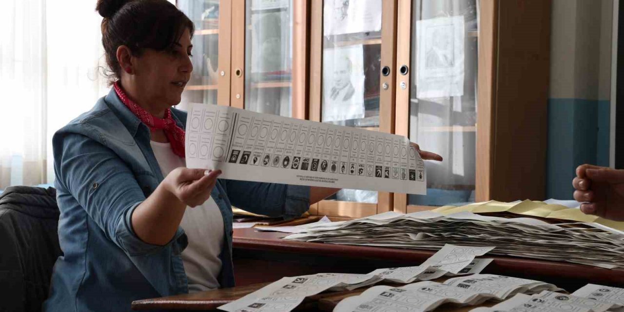İzmir’de oy sayım işlemi sürüyor
