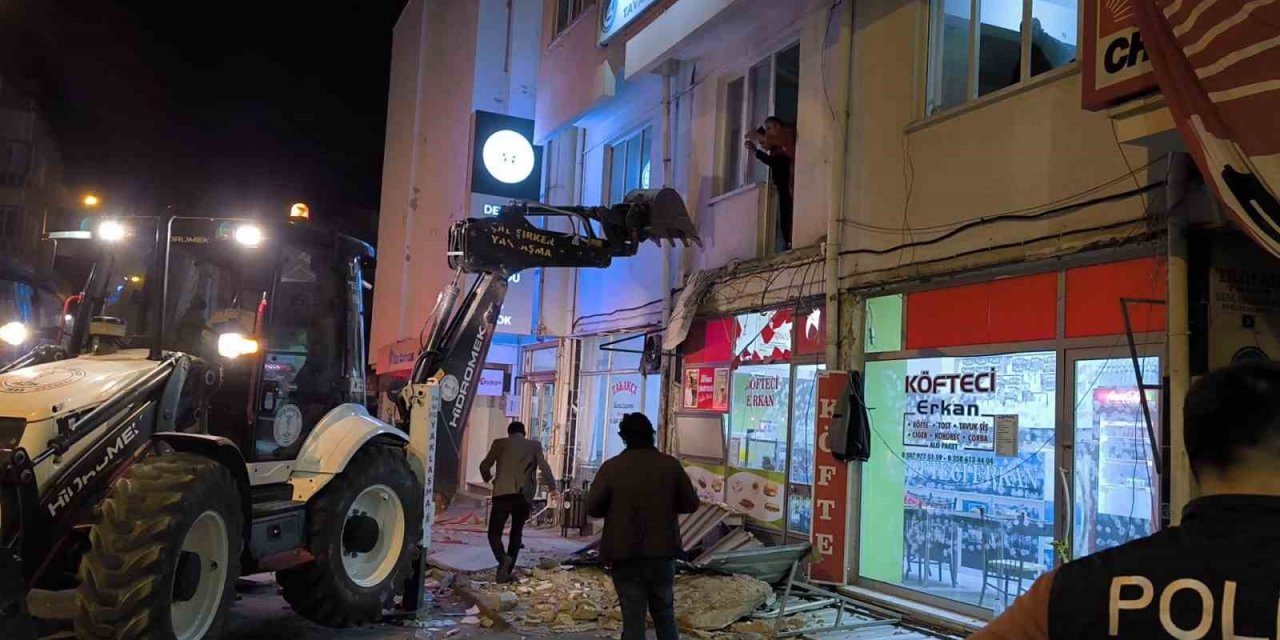Kutlama yapılan CHP ilçe binasının balkonu çöktü: 3’ü ağır 8 yaralı