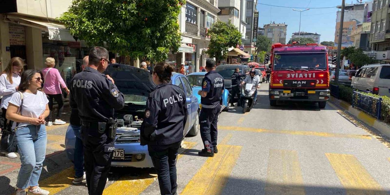 Otomobilin elektrik aksamından çıkan yangın panikletti
