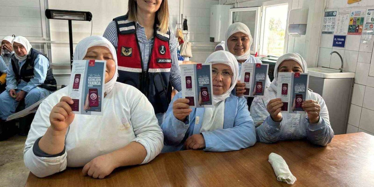 İncir fabrikasında çalışan kadınlara jandarmadan bilgilendirme