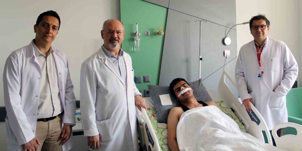 Burun içi sinüs tümörü tanısı konulan genç, operasyonla sağlığına kavuştu