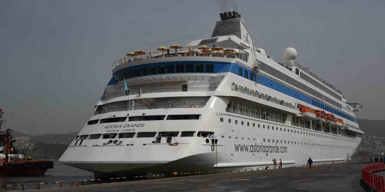 İzmir’e sezonun ilk kruvaziyeri geldi