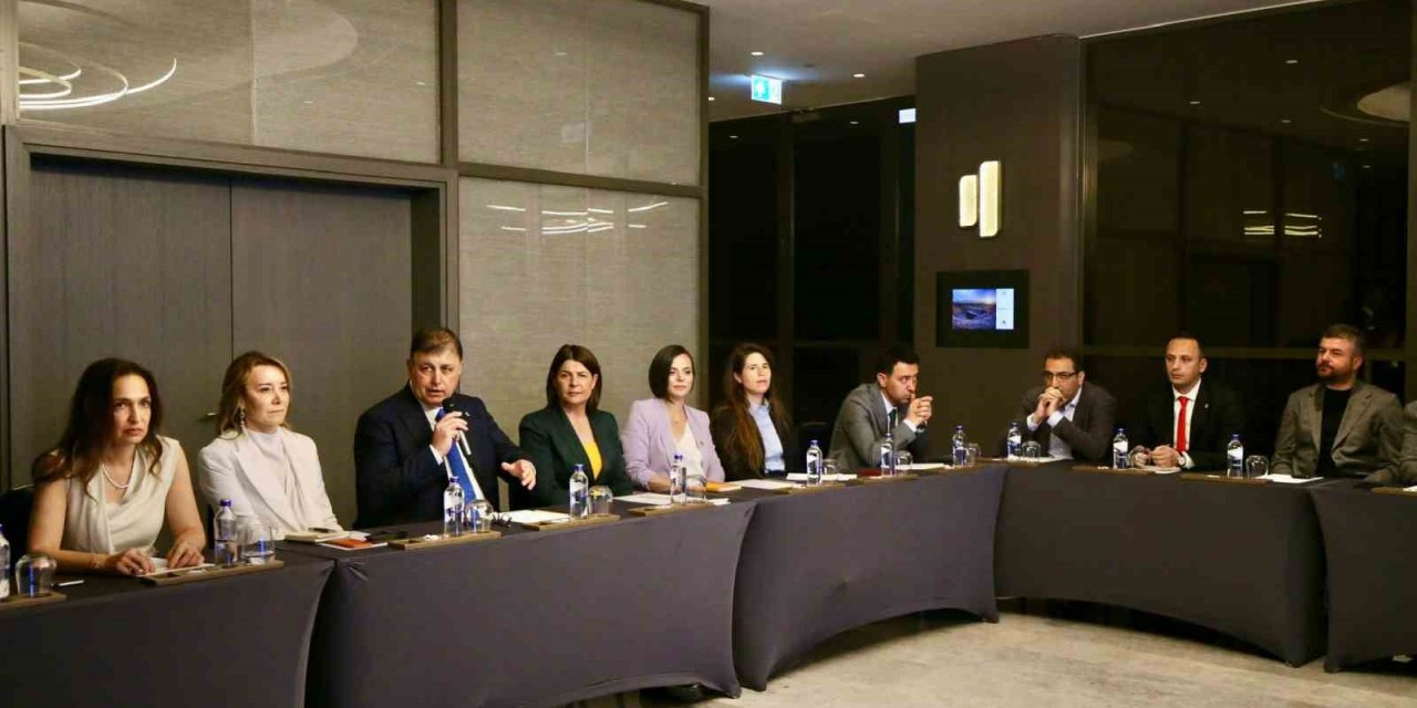 Başkan Tugay’dan, yeni belediye başkanlarıyla ilk toplantı