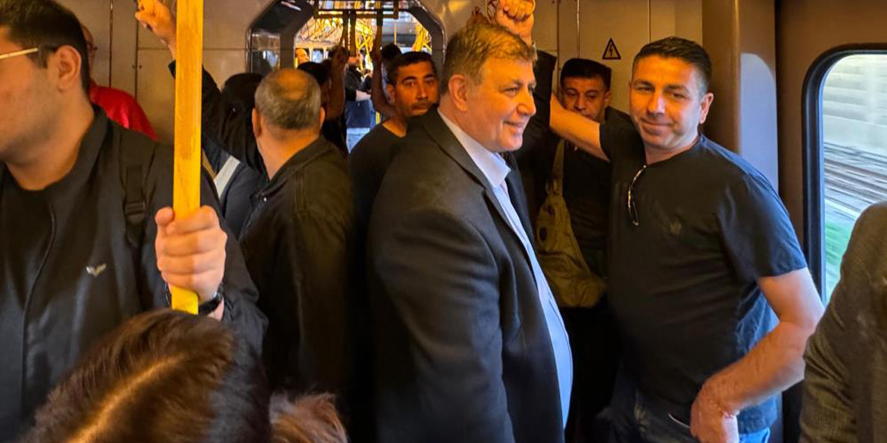 Metroda Başkan Tugay’ı görenler önce şaşırdı sonra fotoğraf çektirdi