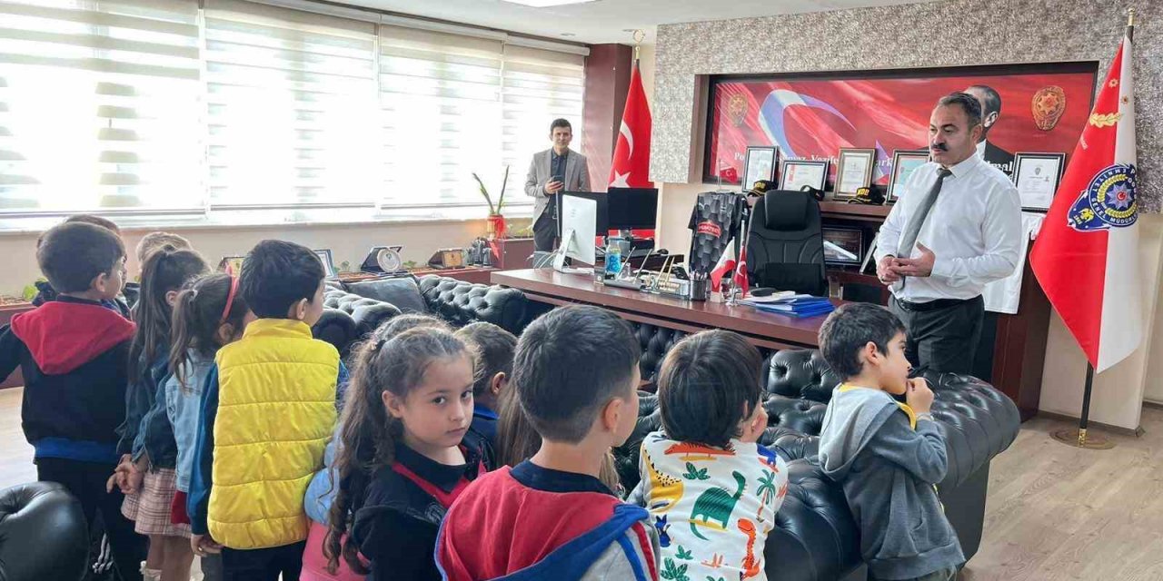 Minik öğrenciler polis haftasını kutladı