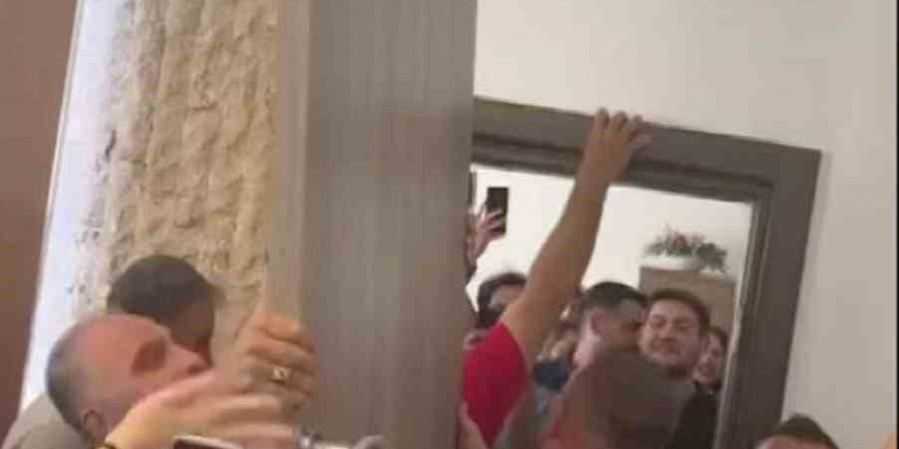 İlk vaadini yerine getirdi, kapıyı söktürdü