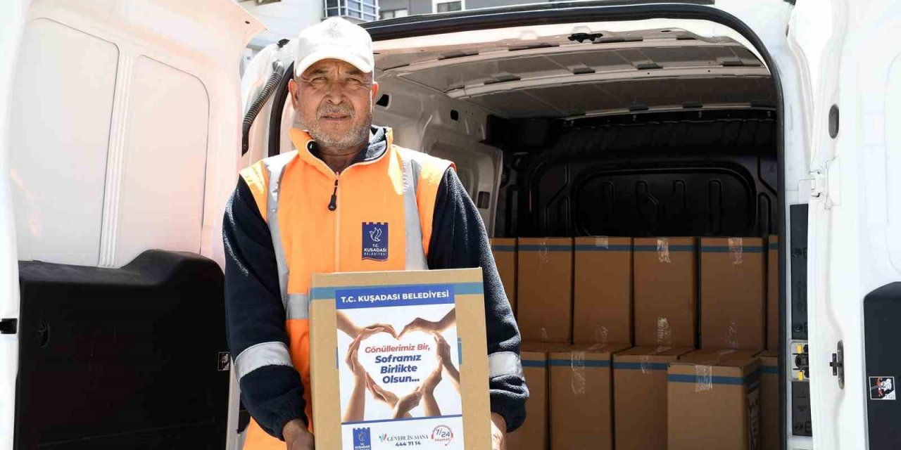 Kuşadası’nda Ramazan yardımları sürüyor