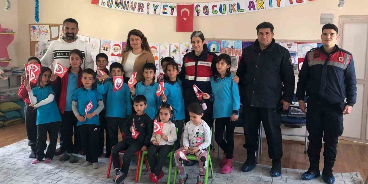 Serçin Mahallesi’ndeki öğrencilere Jandarma tanıtıldı