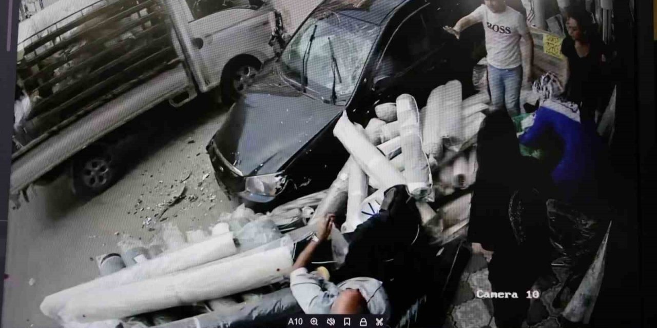 İzmir’de otomobilin iş yeri çalışanları ile müşterilerin arasına daldığı anlar kamerada