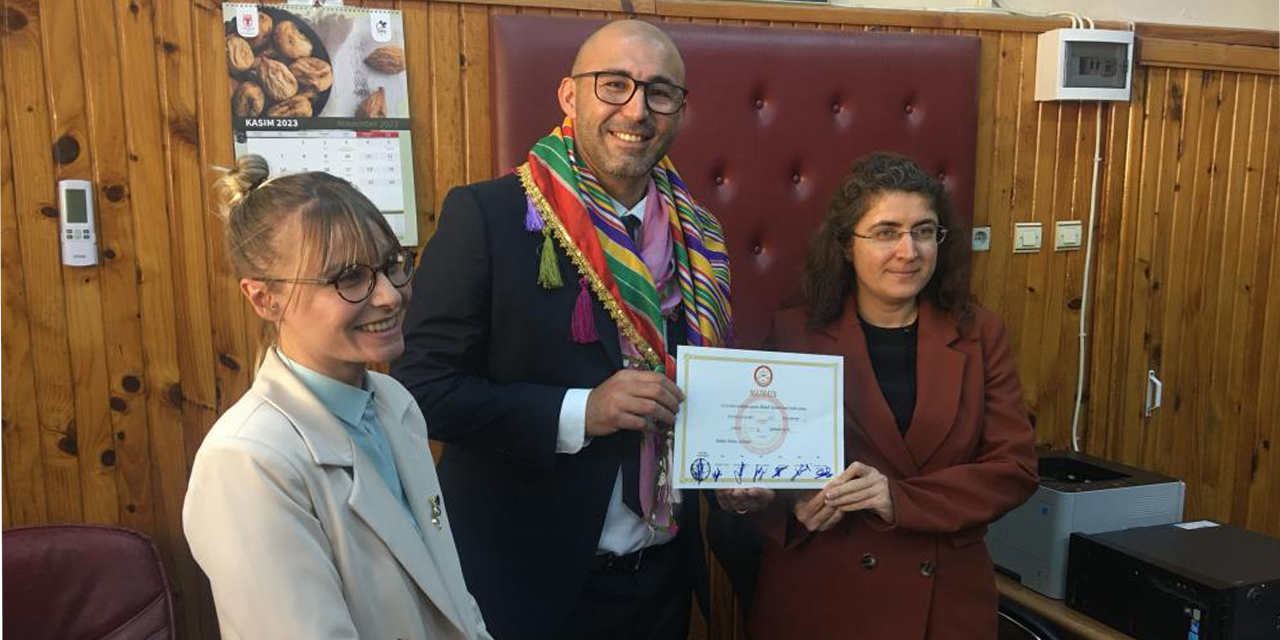 Rozetini çıkardı göreve başladı
