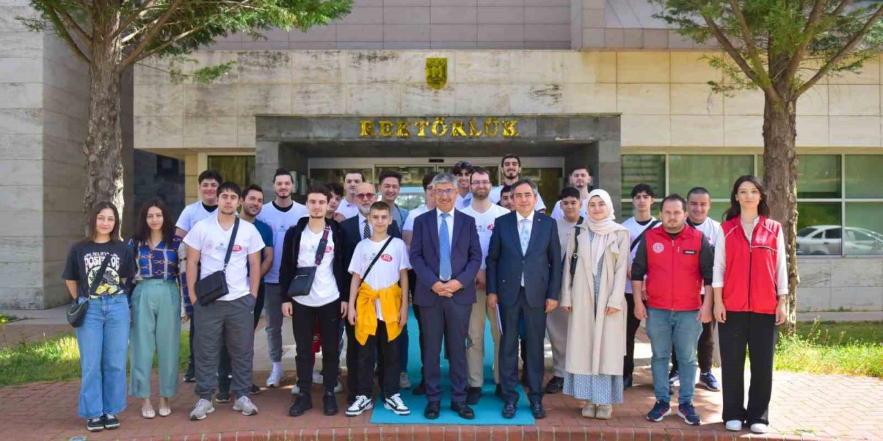 Gençlik Değişim Projesi Öğrencilerinden Rektör Kaçar’a ziyaret