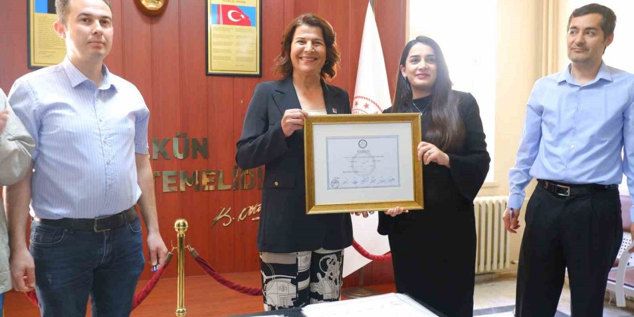 Foça Belediyesi’nin yeni başkanı Saniye Bora Fıçı mazbatasını aldı