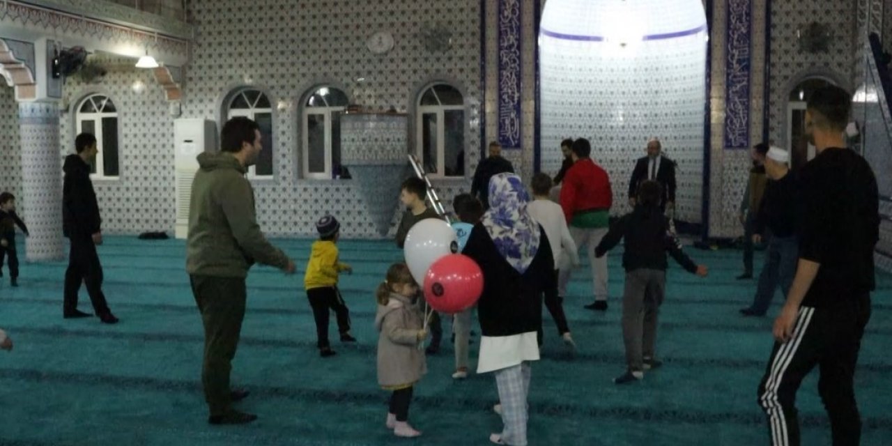 Çocuklar bu camiye koşarak gidiyor