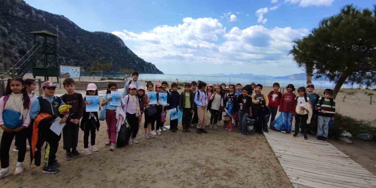 İlkokul öğrencilerinden kıyı temizliği