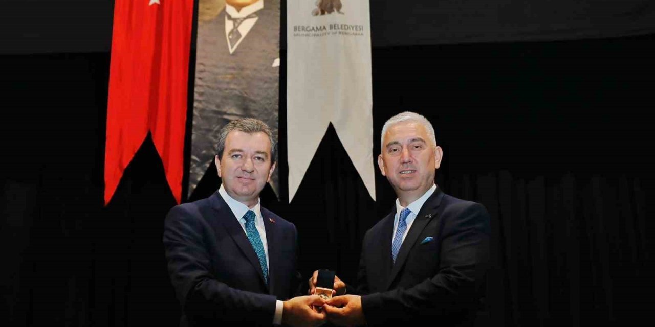 Bergama’da Dr. Tanju Çelik mazbatasını alarak göreve başladı