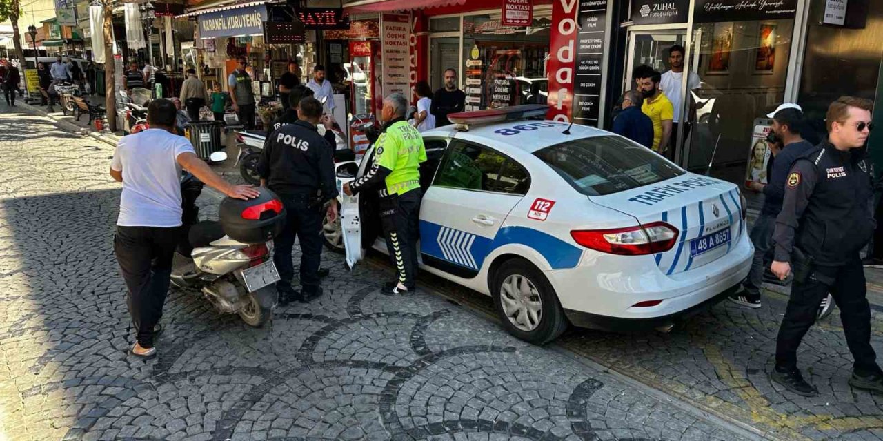 Polisin ’Dur’ ihtarına uymayan sürücü kaza yaptı