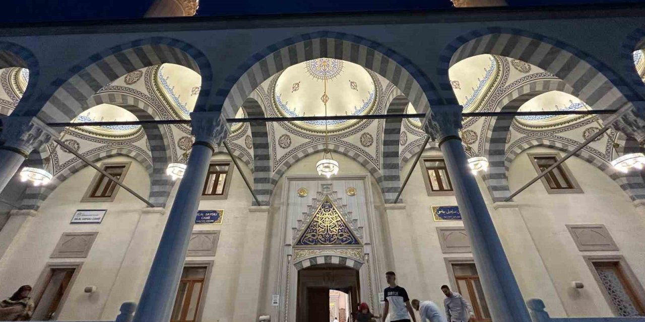 İzmir’de Kadir Gecesi dualarla idrak edildi