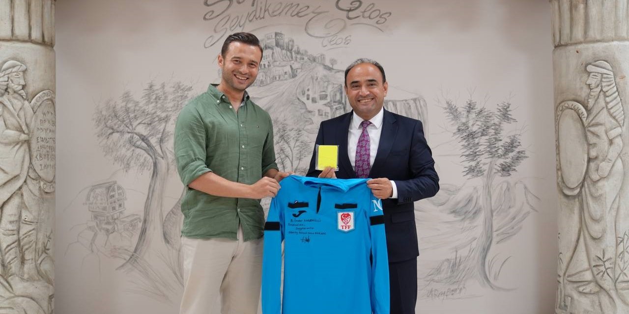 Fethiyeli Hakem Emre Kargın, formasını hediye etti