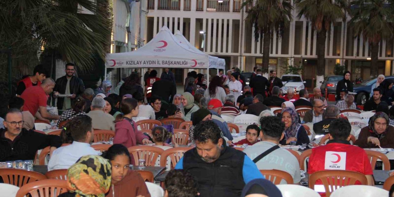 Kızılay Aydın’da iftar yemeği verdi