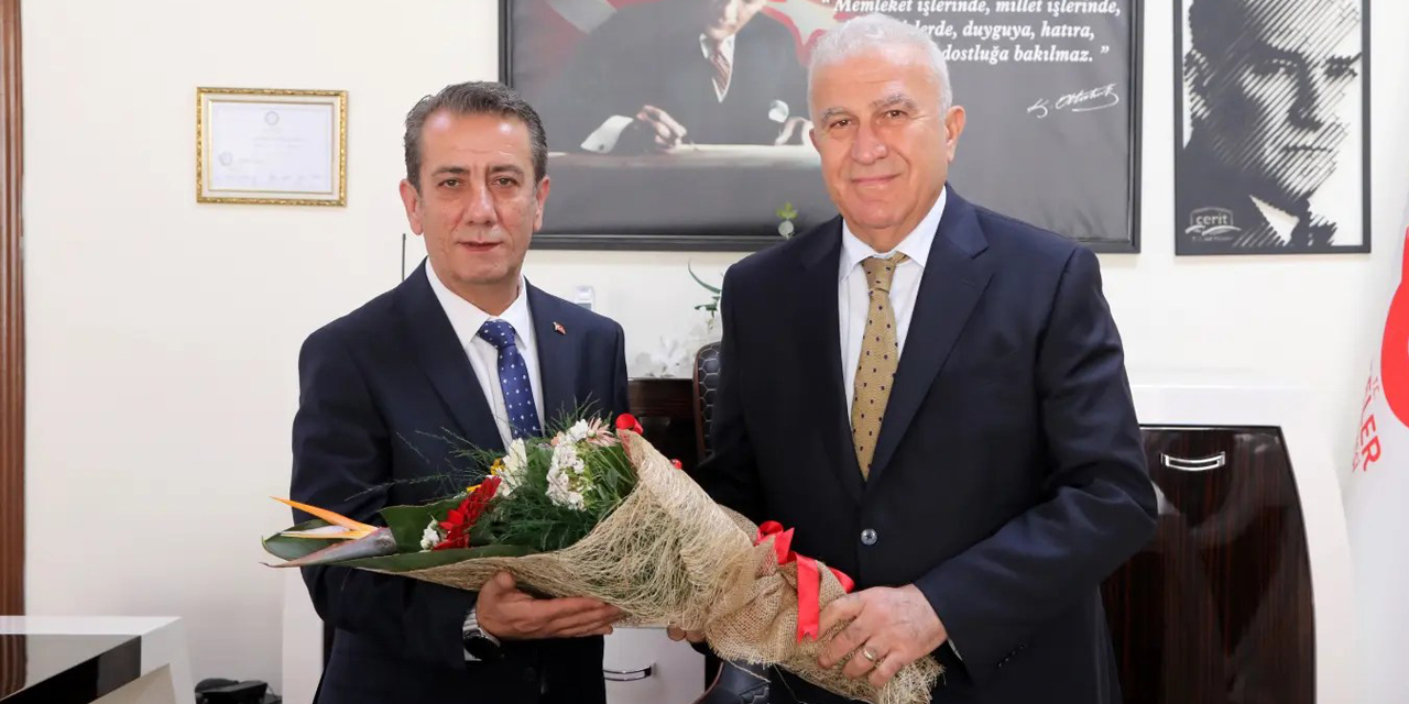 Atay’dan halefi Yetişkin’e çiçekli ziyaret