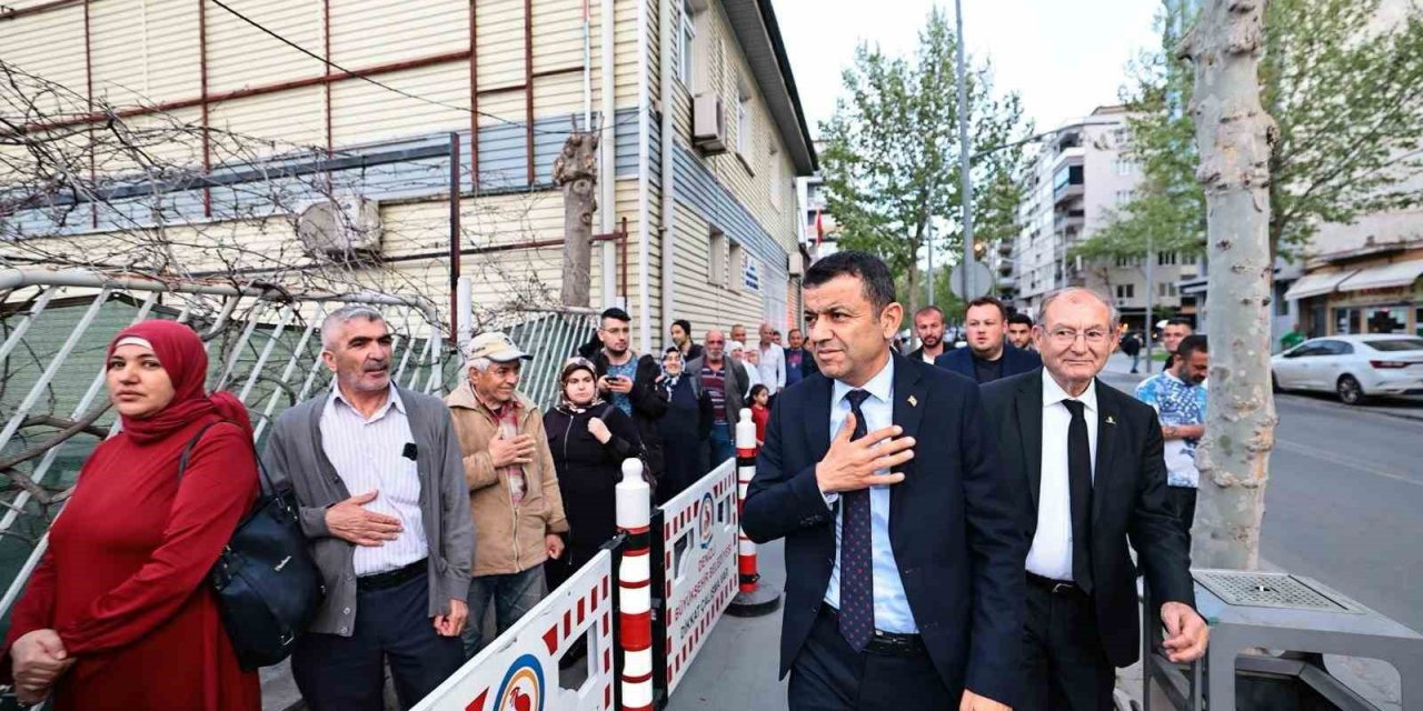 Başkan Çavuşoğlu iftarda hemşehrileriyle aynı sofrayı paylaştı