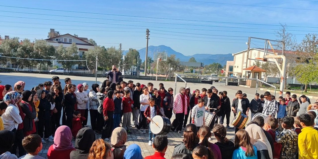 Köyceğiz’de öğrenciler ramazan davulu çalıp, mani söyledi