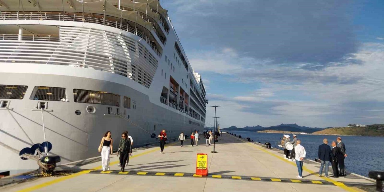 Bodrum’a sezonun ilk gemisi geldi