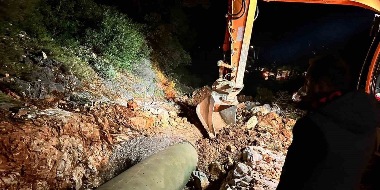 Bodrum’da patlayan su isale hattında Büyükşehir ekipleri çalışma başlattı