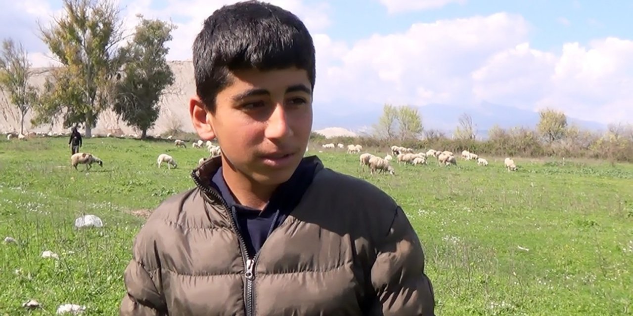 Genç çoban çok sevdiği koyunlardan kopamıyor