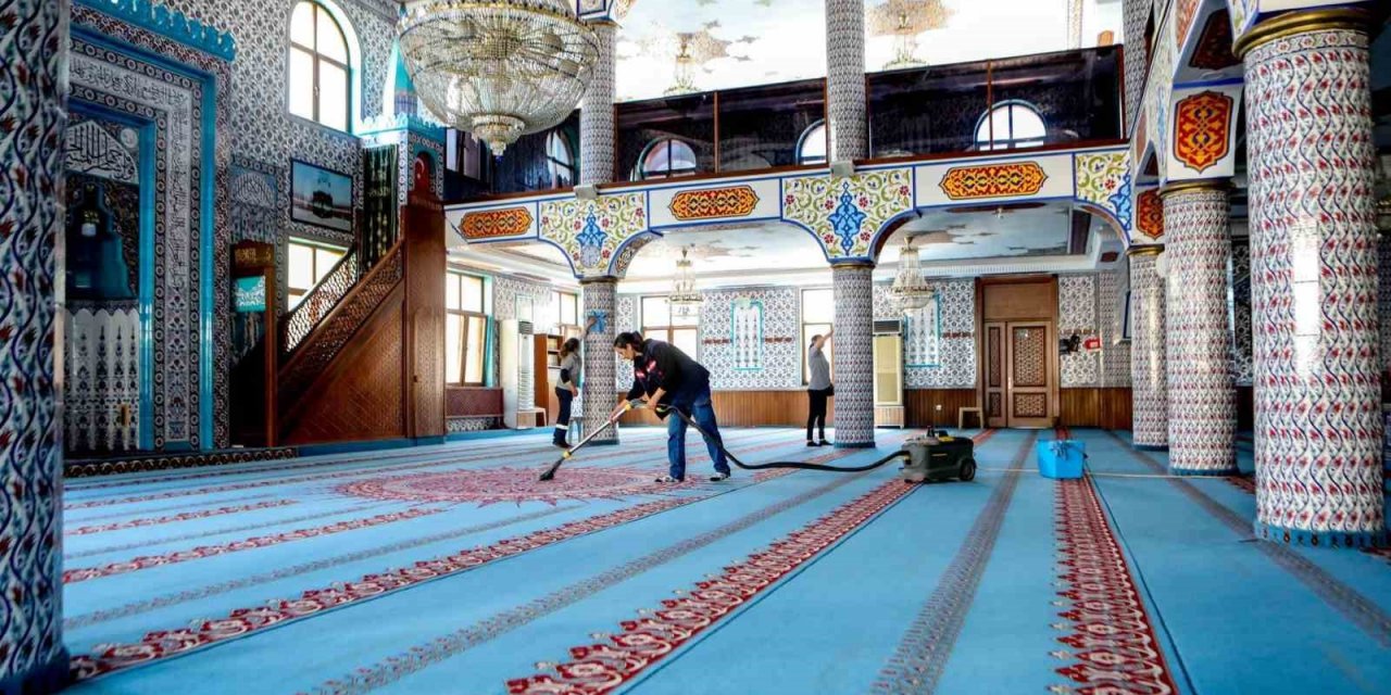 Bayraklı’da camiler bayrama hazır