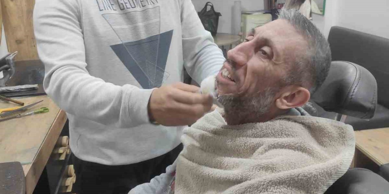 Kuşadası’nda bayram öncesi terzi ve berberlerde yoğun mesai