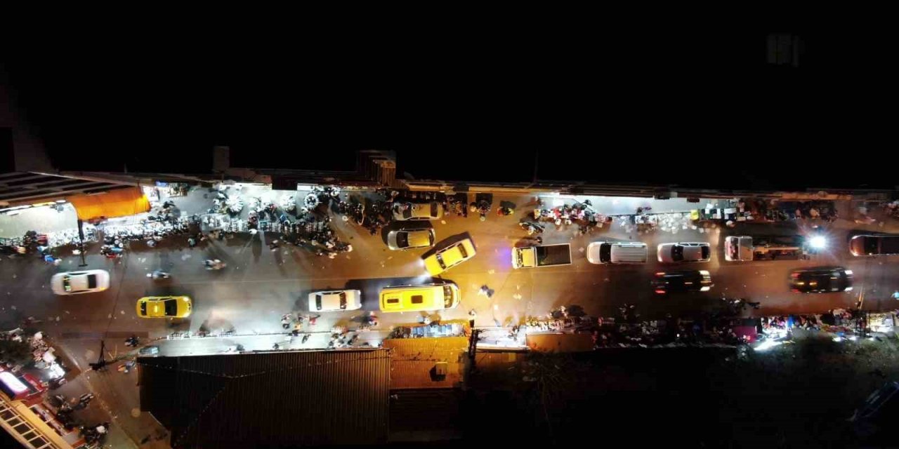 İzmir’de binlerce insan caddede kurulan tezgahlara akın etti